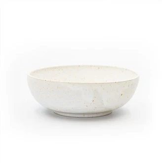 Duża, ręcznie robiona ceramiczna miska z jagodami