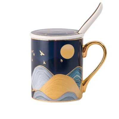 Ceramiczna filiżanka do herbaty z pokrywką